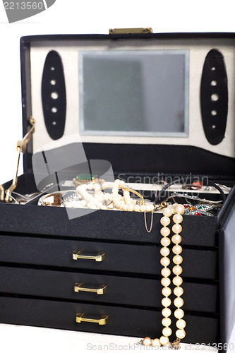 Image of Open jewellery box with pearls