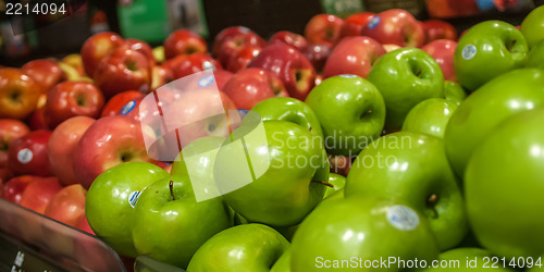 Image of apples on display at farmers market