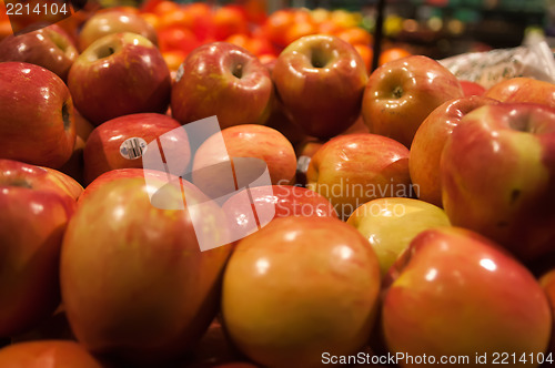 Image of apples on display at farmers market