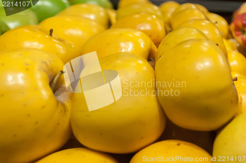 Image of yellow apples on display at farmers market