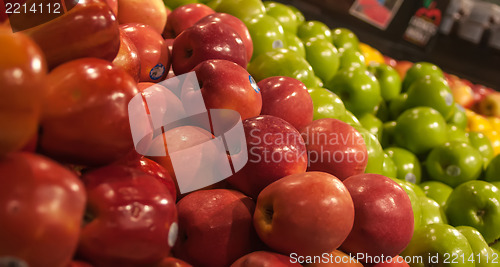 Image of apples on display at farmers market