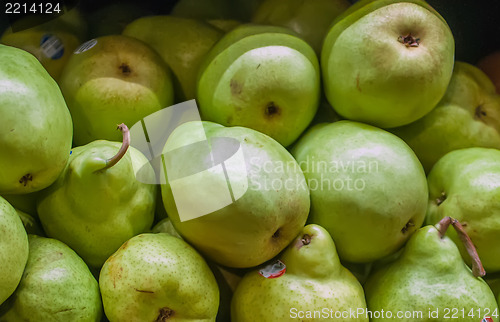 Image of pears on display at farmers market