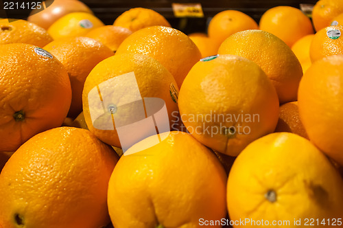 Image of oranges on display at farmers market