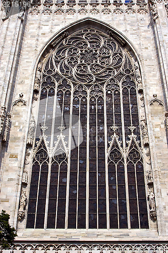 Image of italy rose window in the front 