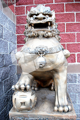 Image of Chinese statue.