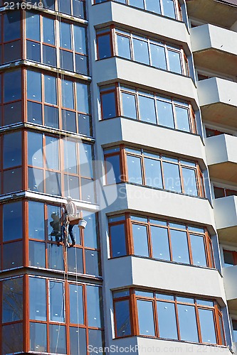 Image of Installer worker finished the skyscraper facade  