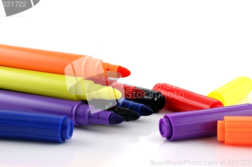 Image of Felt pens with lids next to them