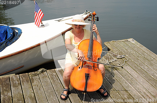 Image of Female cellist.