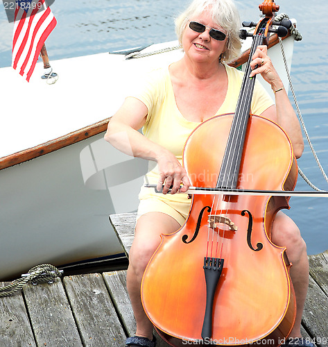 Image of Female cellist.