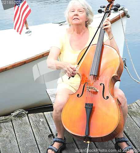 Image of Female cellist.