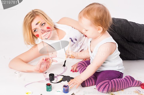 Image of Pretty young mother and daughter drawing