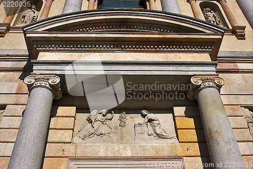 Image of  the marble sculpure gate