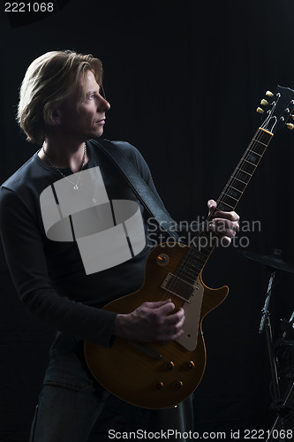 Image of Man with guitar