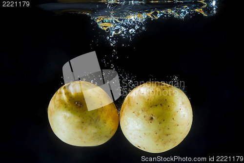 Image of Potatoe under water