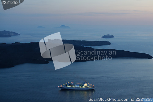 Image of Passagierschiff vor Santorin am Abend