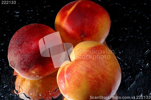 Image of 3 peaches on a reflective surface