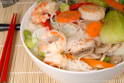 Image of A bowl of udon noodles with vegetables and seafood closeup