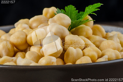 Image of Chickpeas in a brown bowl