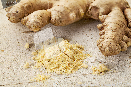 Image of ginger root and powder