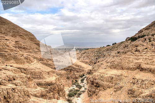 Image of hiking in judean stone desert