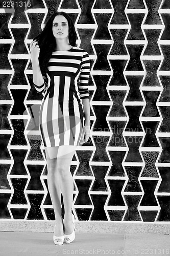 Image of stripes in black and white