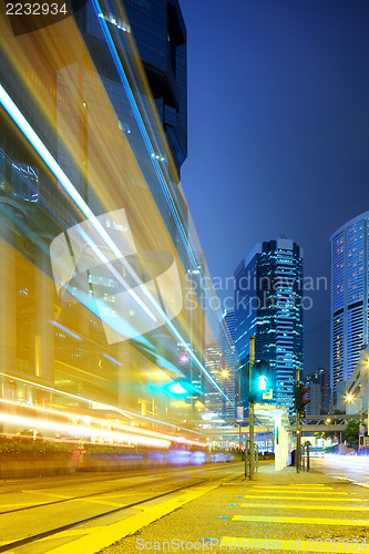 Image of traffic in the city at night 