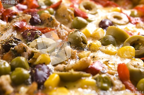 Image of Pizza with chicken, pepper and olives 