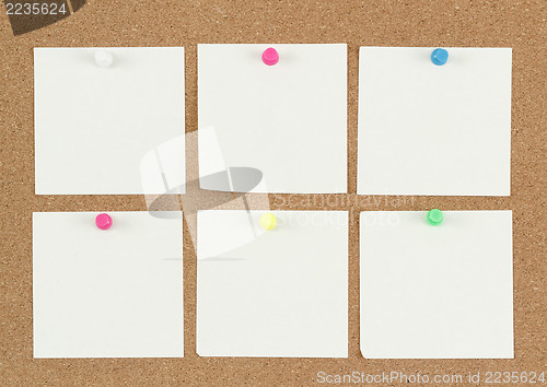 Image of empty note papers on cork board