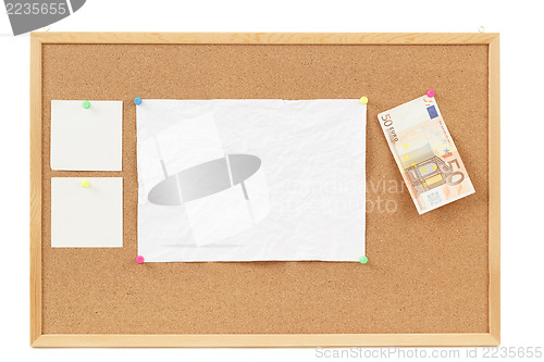 Image of empty note papers on cork board