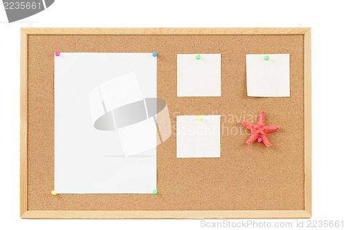 Image of empty note papers on cork board