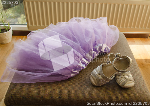 Image of lilac skirt silk ribbon small gray sandals 