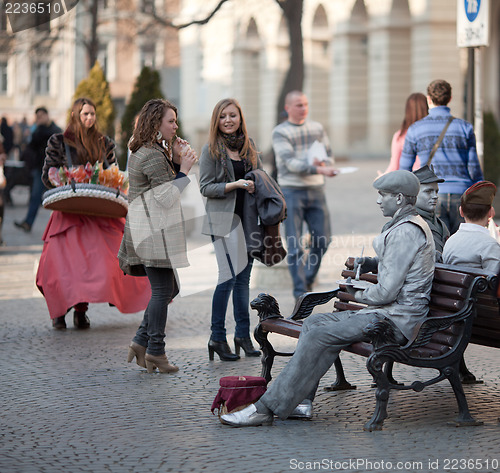 Image of Living statues and people