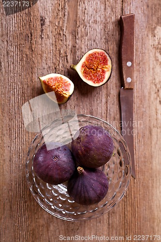 Image of fresh figs and old knife