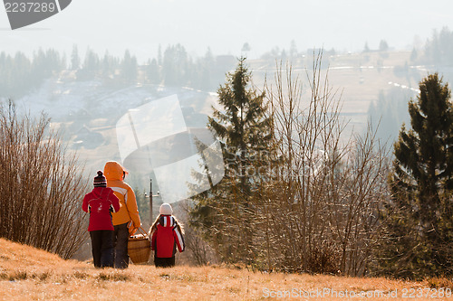 Image of Family go on picnic