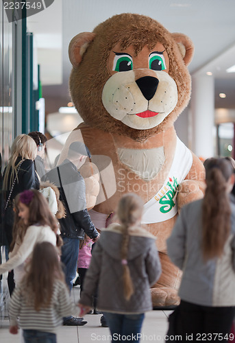 Image of Entertaining children at shopping center