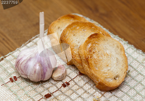 Image of Garlic and garlic bread