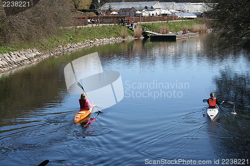 Image of Females in canoes