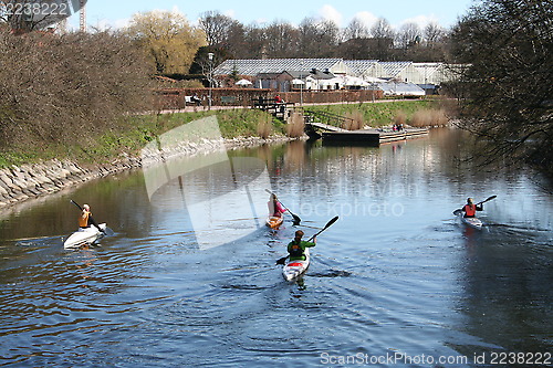 Image of Females in canoes