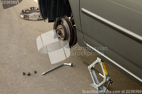 Image of Changing tyre