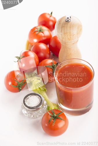 Image of tomato juice, salt and tomatoes
