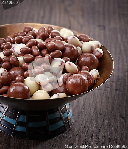 Image of raisins and nuts covered with chocolate