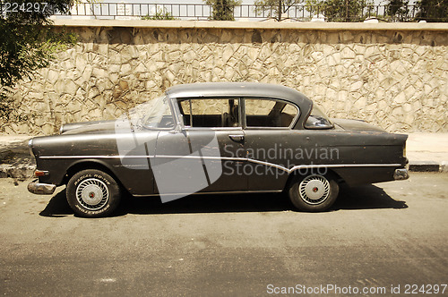 Image of old Opel car in Damascus