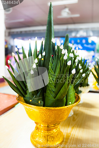 Image of Beautiful handicraft banana leaf rice offering in metal tray