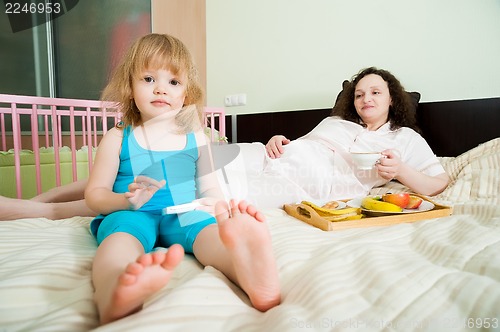 Image of Pregnant mother with daughter in bedroom