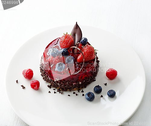 Image of cake with fresh berries and chocolate