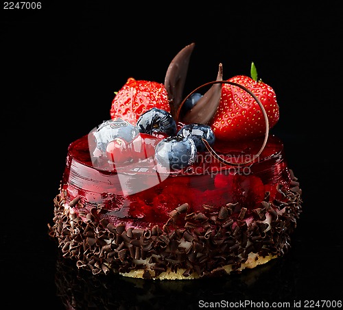 Image of cake with fresh berries and chocolate