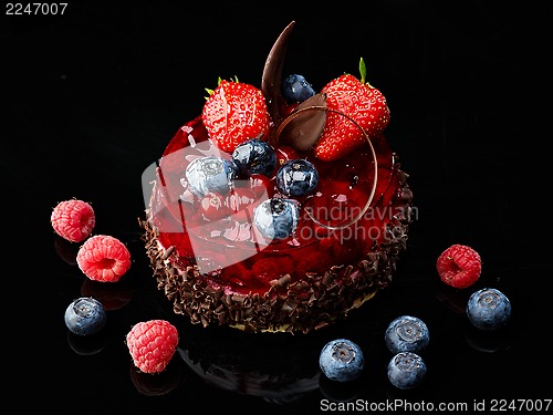 Image of cake with fresh berries and chocolate
