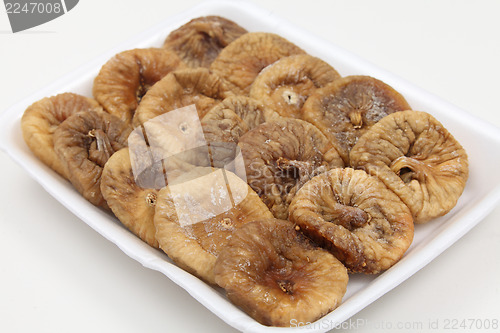 Image of Dried figs on a tray angled