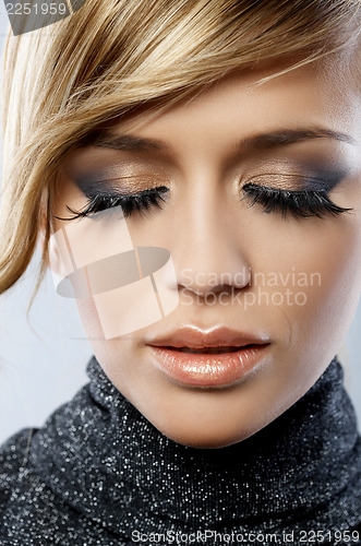 Image of Feather Makeup