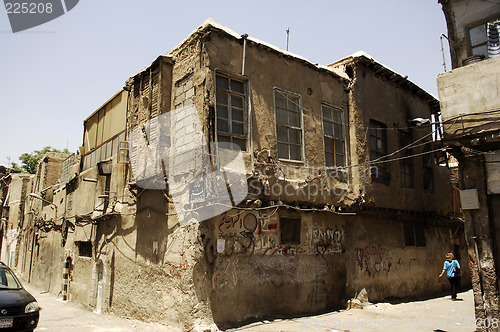 Image of half way dilapidated house in Damascus